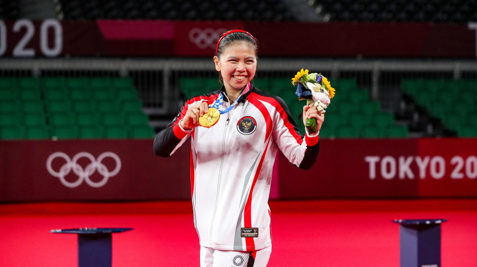 Greysia Polii with the Tokyo 2020 Olympics Women's doubles gold medal. Image | Badmintonphoto via BWF Olympics